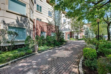 171 great neck road  Welcome to luxurious living in the heart of Great Neck! This stunning 2-bedroom, 2